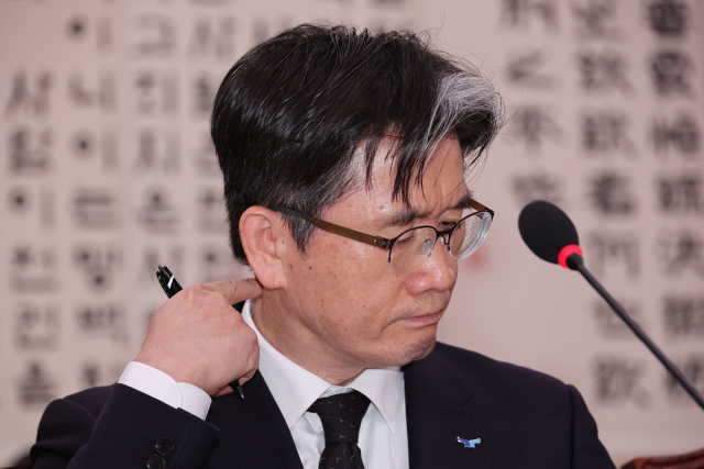 오동운 고위공직자범죄수사처장이 7일 오후 국회 법제사법위원회 전체회의에 굳은 얼굴로 착석해 있다. 연합뉴스
