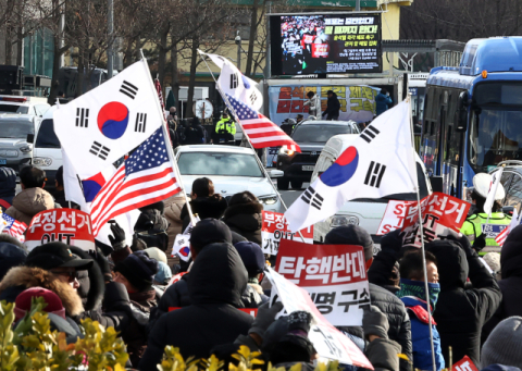 尹 탄핵 정국 속 여야 정당 지지율 '접전'…민주 37% vs 국힘 36.3%