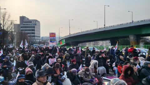 관저 앞 탄핵 반대 집회 계속…공수처 尹 체포 재시도 임박에 긴장감 최고조