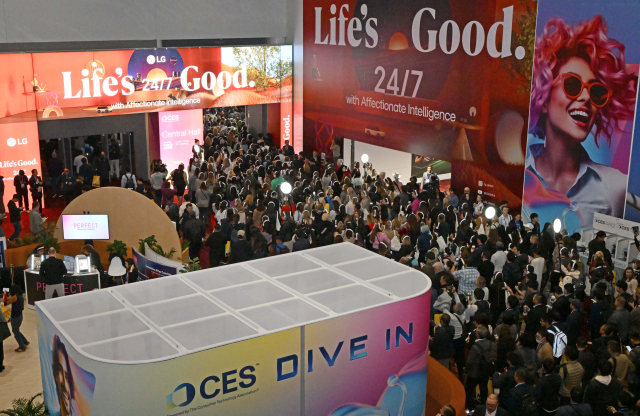 세계 최대 가전·정보기술(IT) 전시회 CES 2025 개막일인 7일 오전(현지시간) 미국 네바다주 라스베이거스 컨벤션센터가 관람객으로 북적이고 있다. 연합뉴스
