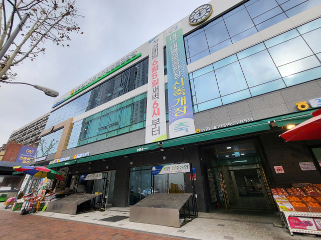 농협이 오는 31일 대구 달서구 두류동 농협대구공판장 영업을 종료하고, 대구 중구 태평로1가 태평로공판장으로 시설 운영을 통합한다. 사진은 8일 오후 태평로공판장 모습. 정은빈 기자