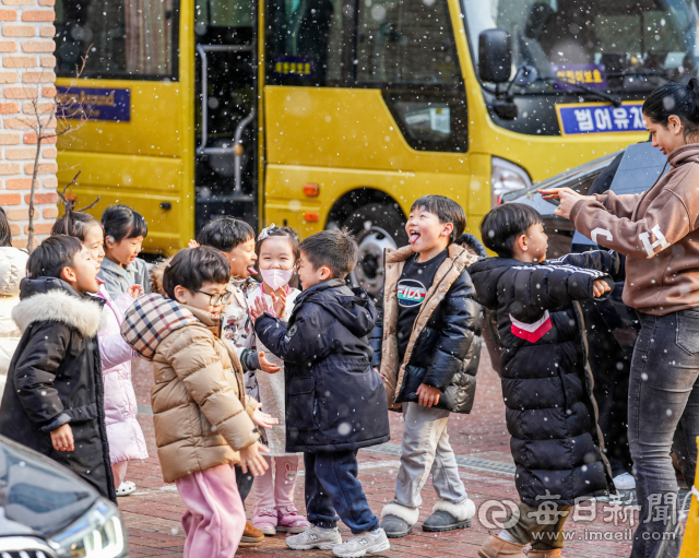 눈이 내리면서 추운 날씨를 보인 지난달 8일 대구 수성구 범어유치원 어린이들이 함박눈을 맞으며 즐거운 시간을 보내고 있다. 매일신문 DB
