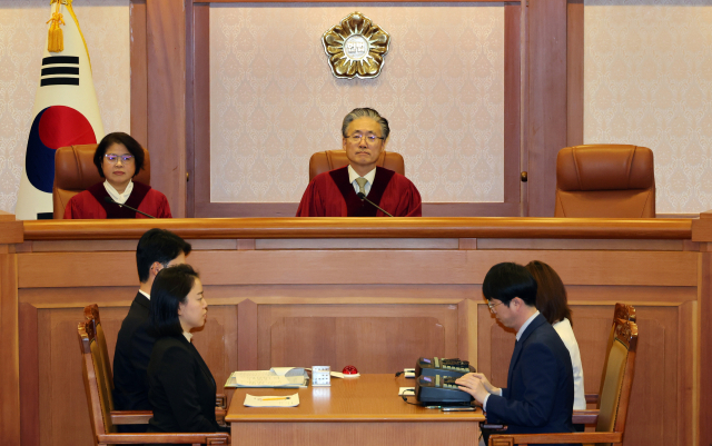김형두 헌법재판관(오른쪽)과 김복형 헌법재판관이 8일 오후 서울 종로구 헌법재판소 소심판정에서 열린 이창수 서울중앙지검장, 조상원 중앙지검 4차장, 최재훈 중앙지검 반부패수사2부장 등 검사 3인에 대한 탄핵심판 2차 변론준비기일에 참석해 있다. 연합뉴스