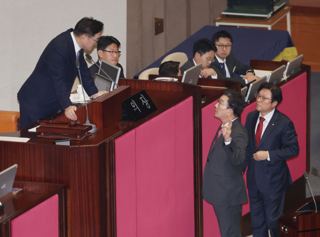 8일 오후 국회 본회의에서 대통령 권한대행 체제에서 재의요구권(거부권)이 행사돼 국회로 돌아온 내란 특검법, 김건희 여사 특검법, 양곡관리법 개정안 등 농업 관련 법안 4개, 국회법 개정안, 국회증언감정법 개정안 이 재표결 끝에 부결된 후 야당 의원들이 밖으로 나서자 국민의힘 권성동 원내대표가 우원식 국회의장에게 무언가 이야기하고 있다. 연합뉴스