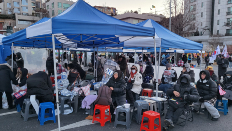 체감 영하 20도 한파도 못 막았다…관저 지키는 체포·탄핵 반대 시민들