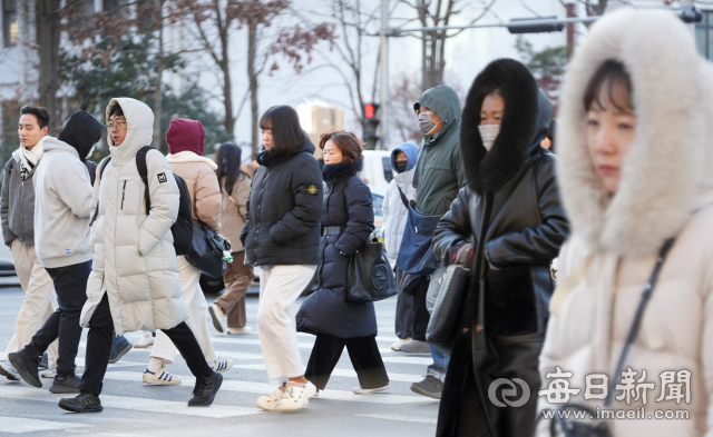 대구지역 체감 최저 기온이 -13.6℃까지 떨어진 지난 9일 아침 중구 국채보상로에서 출근길에 나선 시민들이 두터운 외투를 입은 채 발걸음을 재촉하고 있다. 매일신문 DB