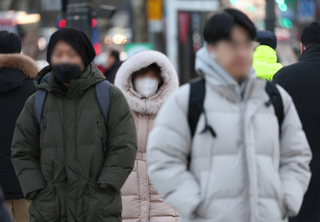 강추위가 이어져 전국 대부분 지역에 한파 특보가 발효된 10일 오전 서울 종로구 광화문광장 인근에서 시민들이 이동하고 있다. 연합뉴스
