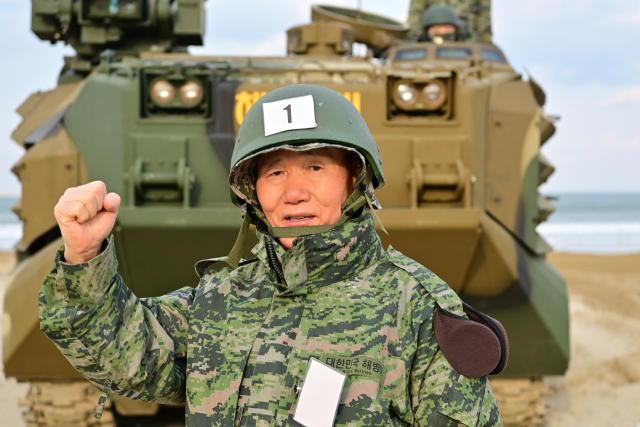 지난 8일 해병대 캠프 최고령이면서 9회 차 참가자 최이기 씨(76세)가 파이팅 포즈를 취하고 있다. 해병대 1사단 제공.
