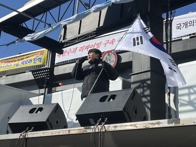 탄핵 반대 집회 참석자들은 무대에 올라 자유 발언을 이어갔다.