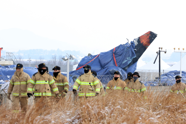 제주항공 참사 2주째인 11일 오전 무안국제공항에서 소방대원들이 사고 현장 인근에서 수색 작업을 펼치고 있다. 연합뉴스