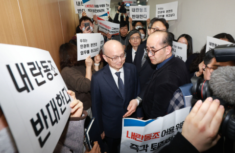 '尹 방어권' 안건 올린 인권위…직원·시민단체 반발로 파행