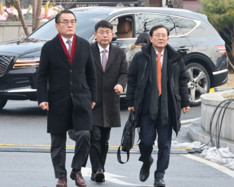 헌재, 尹 재판관 기피 신청 기각…尹측 