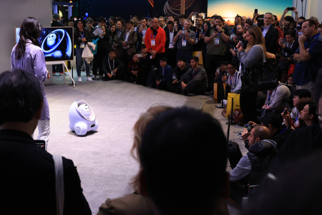 세계 최대 가전·정보기술(IT) 전시회 CES 2025 개막 첫날인 7일(현지시간) 미국 네바다주 라스베이거스 컨벤션센터 센트럴홀 중국 TCL 전시관에서 관람객들이 AI 로봇