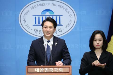 '카톡 검열 논란' 전용기, 직권남용 등으로 고발…국회 제명촉구안도