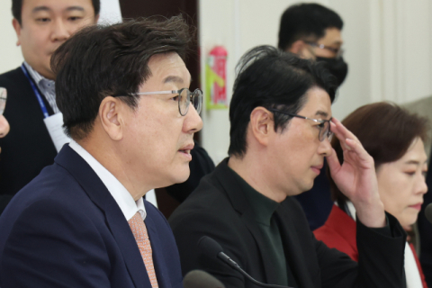 與 권성동 