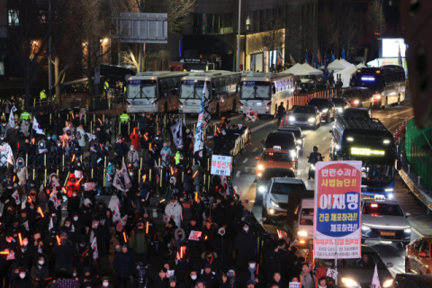 관저 앞 대치 중 체포 반대 지지자 바닥에 누워 소방 처치 받아