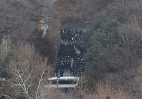 경찰, 관저 건물 앞서 정진석·윤갑근과 '영장 집행' 협의 중