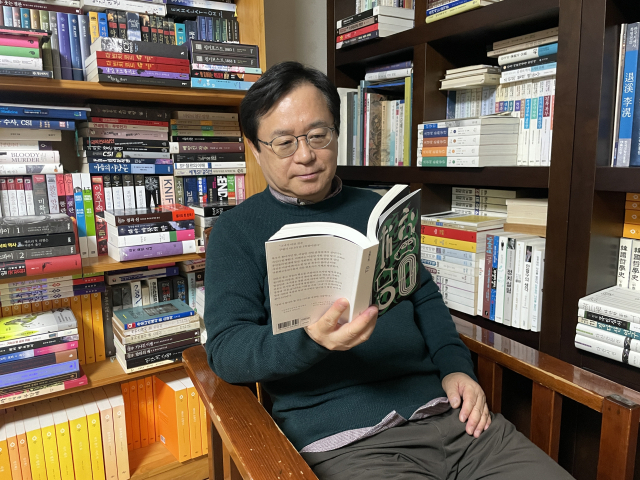 지난 3일 대구 수성구에서 퇴직을 2년 앞둔 2019년 추리소설 〈붉은 벽〉으로