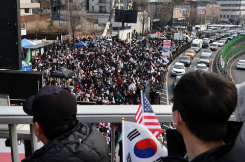한 달여간 '거리 정치' 폭발…尹지지 구심점·2030결집·與지지율 반등