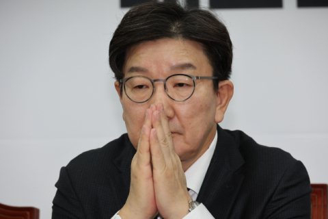 국힘 의총서 울먹인 권성동 