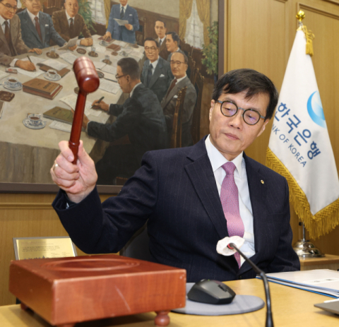 금리 인하 멈춘 한은 