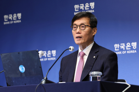 한은, 예상밖 금리 동결…