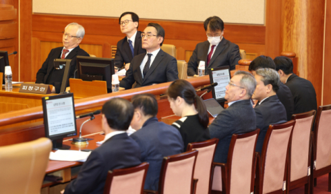 다른 탄핵 미루고 尹 심판 속도…헌재 편향성 논란 여전