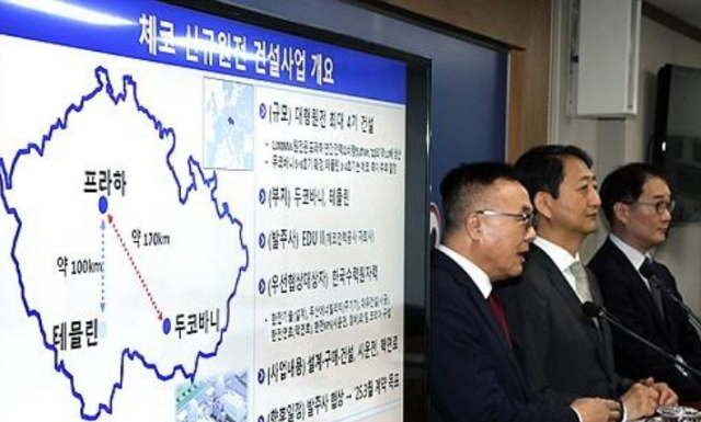 황주호 한국수력원자력 사장(왼쪽)이 작년 7월 18일 오전 정부세종청사에서 체코 신규원전 건설사업 우선협상대상자 선정과 관련한 브리핑에서 기자들 질문에 답하고 있다.연합뉴스