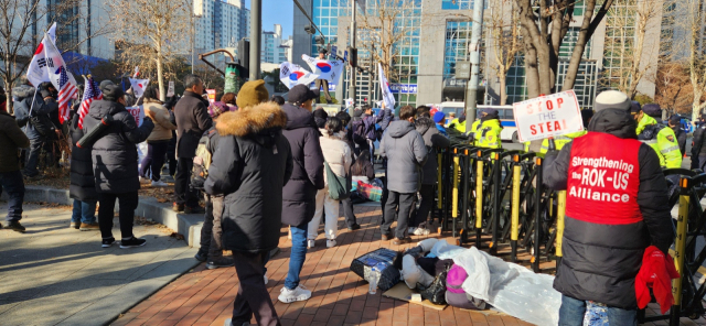18일 오전 서울서부지방법원 앞에는 윤 대통령 지지자들이 태극기와 성조기 등을 흔들며