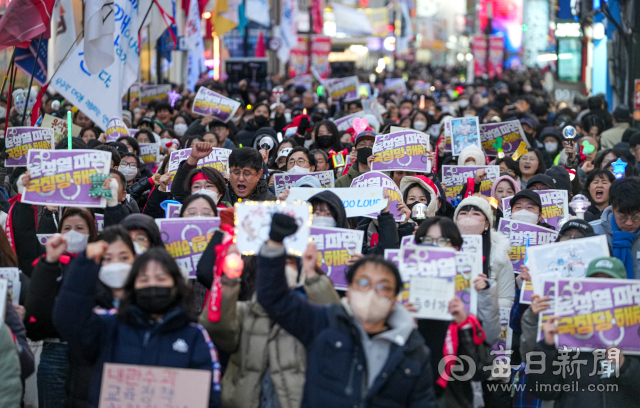 18일 오후 대구 중구 동성로 CGV대구한일 앞에서 열린
