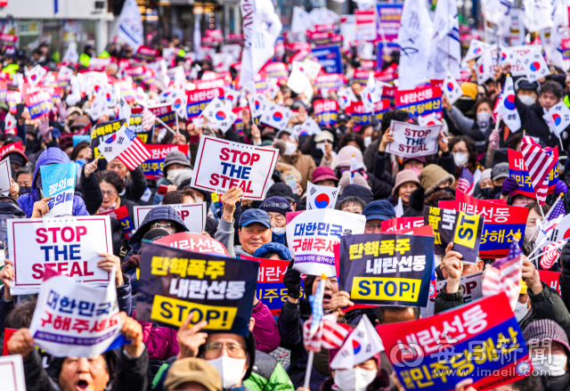 18일 오후 대구 중구 동성로 중앙파출소삼거리 앞 광장에서 열린 국가비상기도회에 참석한 윤석열 대통령 지지자들이