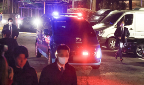 尹 대통령, 구속 후 수용동 독방으로 이동…현직 대통령 첫 수형복 착용