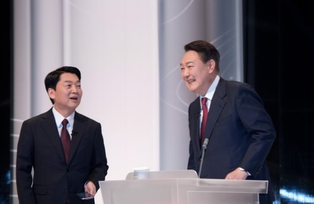 지난 2022년 2월 25일 서울 SBS에서 진행된 20대 대선 후보자 토론회에 참석한 안철수 국민의당 후보와 윤석열 국민의힘 후보. 연합뉴스