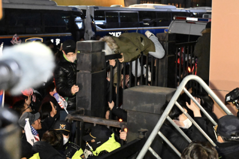 '서부지법 난동' 시위대 56명 구속영장 발부…'도주우려'