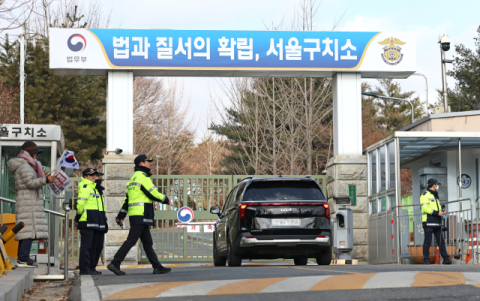 윤 대통령, 구치소 수감 생활 시작…독방에서 지내며 메시지 정치 전망