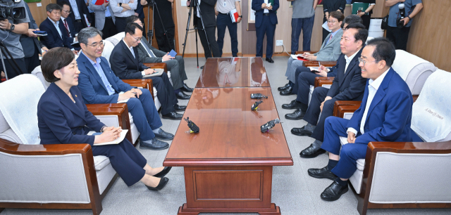 홍준표 대구시장과 권기창 안동시장, 한화진 전 환경부 장관이 지난해 7월 15일 대구시청 산격청사에서 열린
