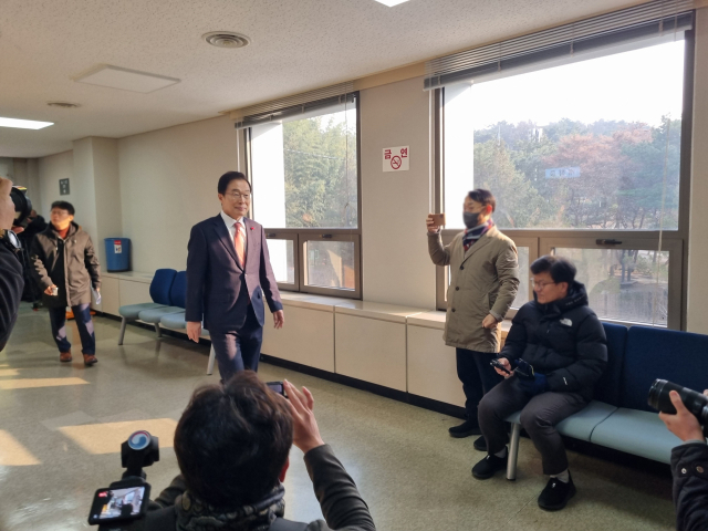 임종식 경북교육감이 21일 대구지법 포항지원에서 열린 선고 공판에 참석하기 위해 법정에 들어가고 있다. 배형욱 기자