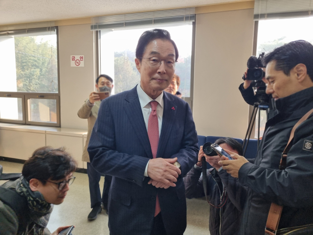 임종식 경북교육감이 21일 대구지법 포항지원에서 열린 선고 공판에 참석하기 위해 법정에 들어가고 있다. 배형욱 기자