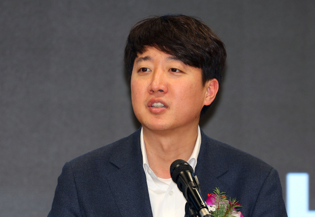 지난달 서울 용산구 대한의사협회에서 열린 2025년 의료계 신년하례회에서 개혁신당 이준석 의원이 인사말을 하고 있다. 연합뉴스