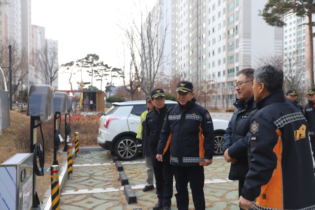 예천소방 관계자들이 지상으로 이전된 전기차 충전시설을 확인 및 점검하고 있다. 예천소방서 제공