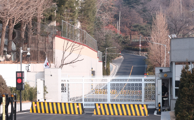 윤석열 대통령을 구속한 고위공직자범죄수사처가 대통령 관저 압수수색을 시도 중인 가운데 22일 오후 서울 용산구 한남동 관저 입구 모습. 연합뉴스