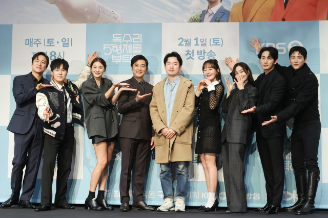 배우 최대철(왼쪽부터), 김동완, 유인영, 안재욱, 최상열 감독, 엄지원, 박효주, 윤박, 이석기가 22일 오후 서울 구로구 라마다서울신도림 호텔에서 열린 KBS 주말드라마 
