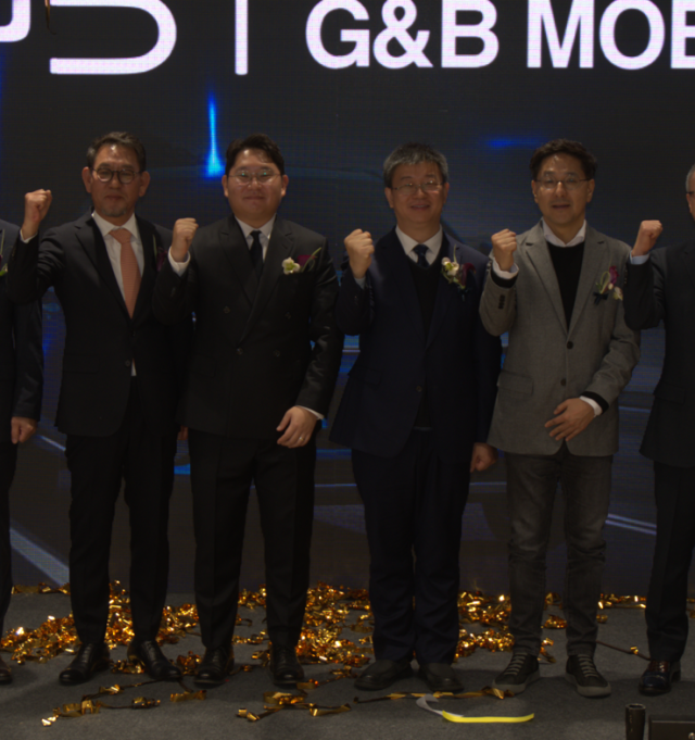 22일 지엔비 그룹 자회사 지엔비 모빌리티(G&B MOBILITY)가 수성구 동대구로에 BYD 대구 전시장을 개점했다. 사진은 왼쪽부터 G&B 그룹 이진백 회장, G&B MOBILITY 이민욱 대표, BYD KOREA 딩하이미아오 대표, BYD KOREA 승용 조인철 대표. 이통원 기자 tong@imaeil.com