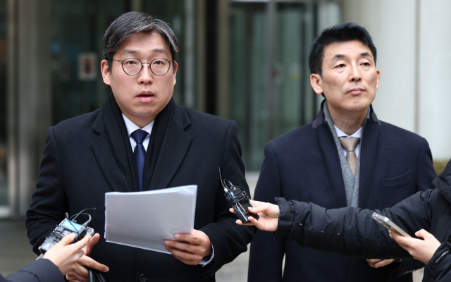 김용현 전 국방부 장관 변호인단인 유승수 변호사(왼쪽)가 16일 오전 서초구 서울중앙지방법원에서 열린 김 전 국방부 장관의 내란 혐의 12·3 비상계엄 사태 관련 첫 공판준비기일을 마친 뒤 나와 김 전 장관의 입장문을 발표하고 있다. 오른쪽은 이하상 변호사. 연합뉴스