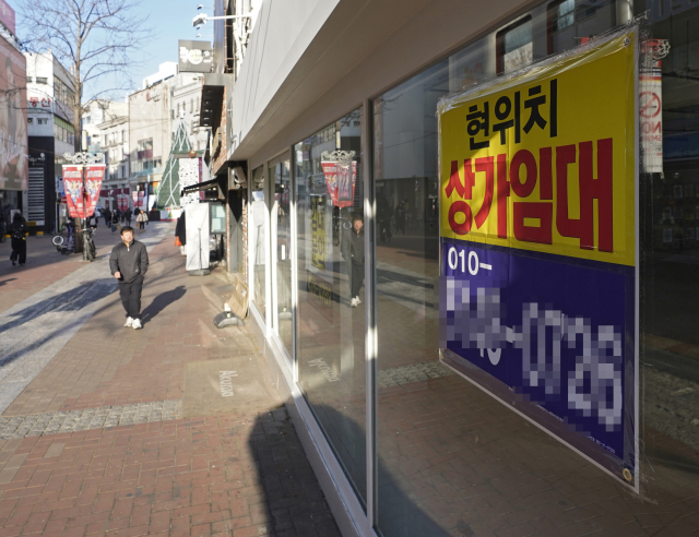 대구를 대표하는 상권인 동성로가 좀처럼 예전의 명성을 회복하지 못하고 있다. 동성로 상가 곳곳에 임대를 알리는 현수막이 붙어 있는 모습. 매일신문 DB