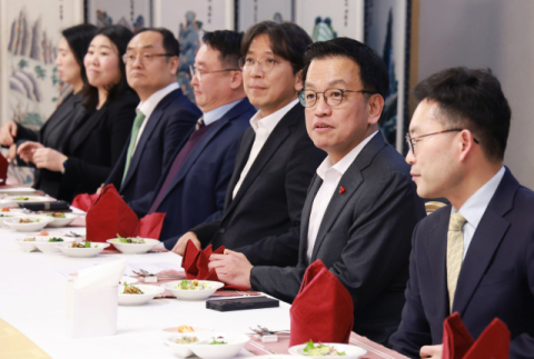 崔대행, 14개국 재경관에 