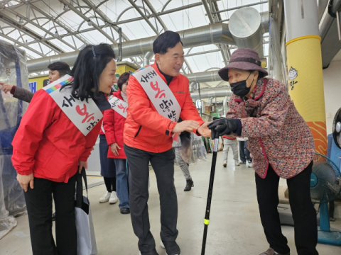 김승수 의원, 전통시장 살리기 장보기 행사 동참 