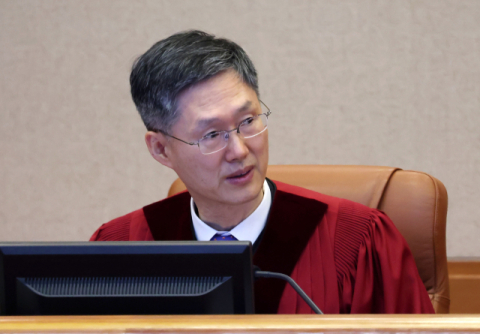 與, 문형배·이재명 친분설 제기…尹 탄핵 심판 기피 신청 논란
