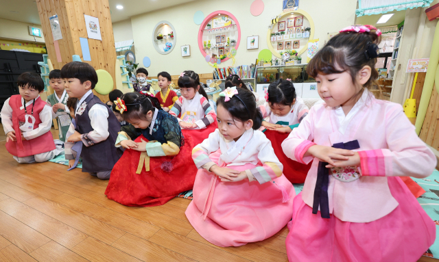 설 연휴를 이틀 앞둔 23일 오전 인천 미추홀구 숭의유치원에서 어린이들이 세배 예절을 배우고 있다. 기사와 직접적인 관련 없음. 연합뉴스