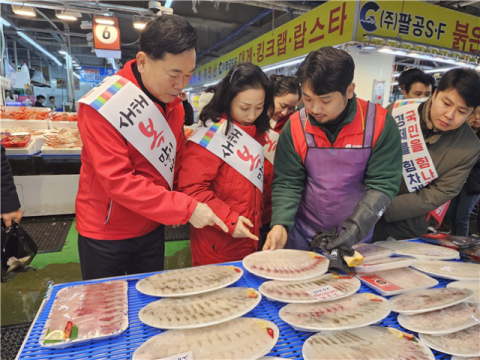 김승수, 설 연휴 전통시장 살리기 나서…북구 일대서 설 인사